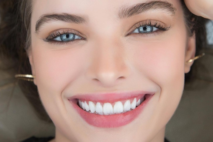 https://denticare.bold-themes.com/oscar/wp-content/uploads/sites/15/2020/01/lentesbk.jpg